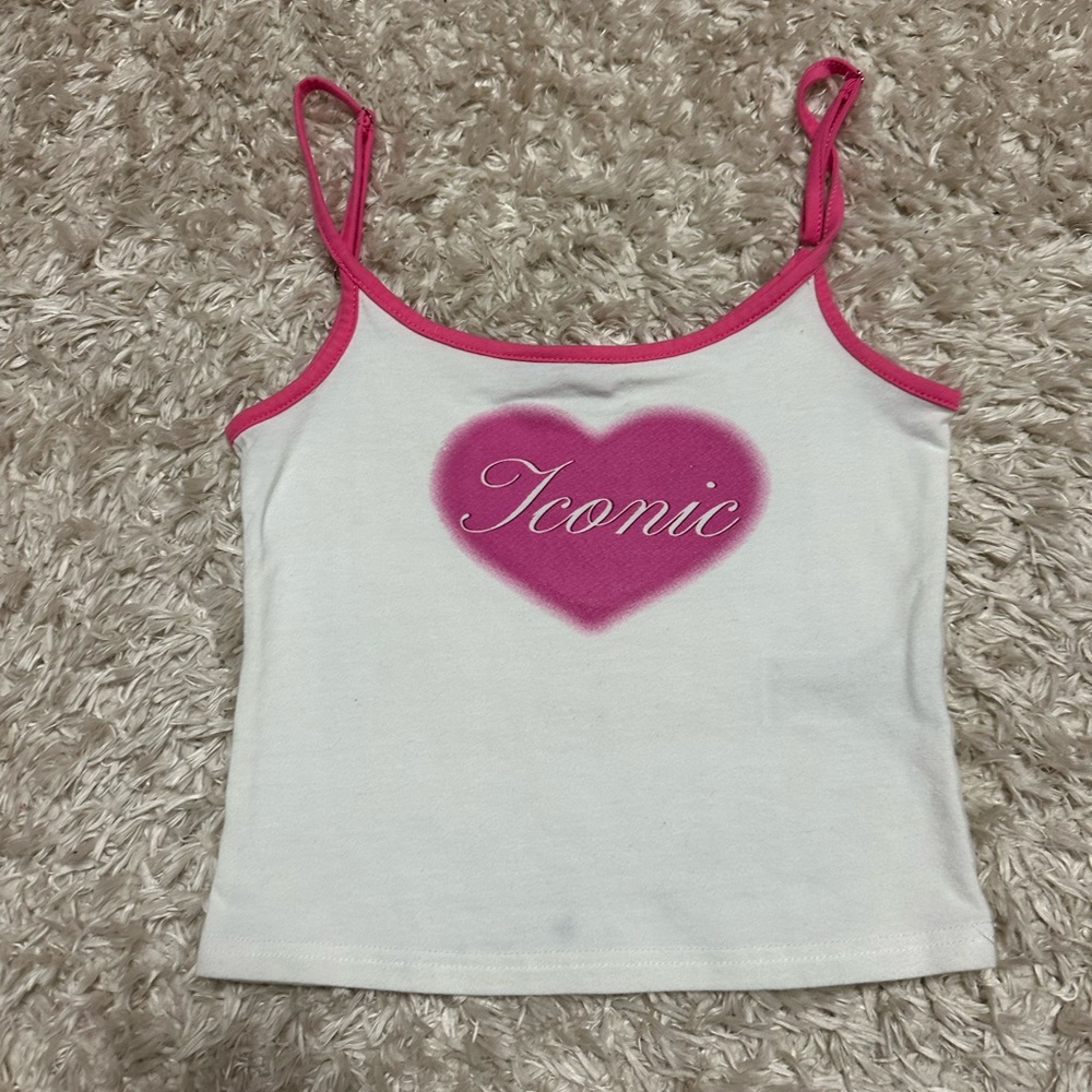Super cute iconic tank top from edikted!